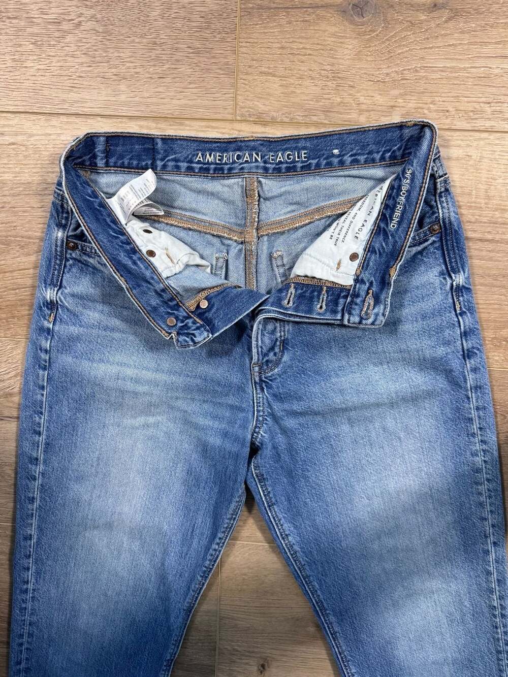 American Eagle 90s Boyfriend Button Fly Jeans Size 2 Light Wash Denim - Picture 5 of 11